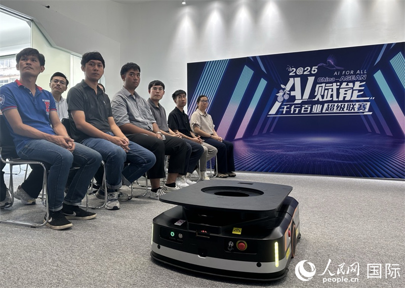 工业机器人AGV在分会场工作展示。人民网记者 简承渊摄